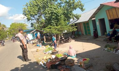 Menjaga-Kondusif,-Bhabinkamtibmas-Rutin-Lakukan-Patroli-Pasar