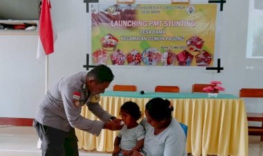 Cegah-Stunting-Di-Desa-Binaannya,-Bhabinkamtibmas-Polsek-Titehena-Dampingi-Kegiatan-Posyandu