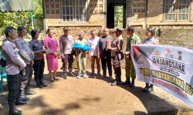 Kepolisian-Resort-Flores-Timur-Melakukan-Anjangsana-Dalam-Rangka-HUT-Bhayangkara-KE-77-Mengunjungi-Anggota-Dan-Purnawirawan-Yang-Sakit,-Sambil-Menyerahkan-Bantuan-Berupa-Sembako