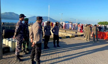 Bersama-Instansi-Terkait,-Polres-Flotim-Lakukan-Pengamanan-Sholat-Idul-Adha-1444-H/2023-di-Pelabuhan-Laut-Larantuka