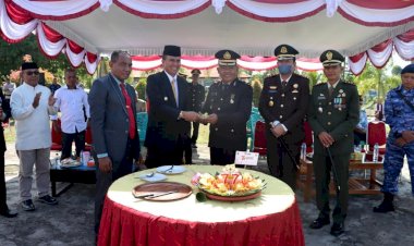 Peringati-Hari-Bhayangkara-Ke-77,-Polres-Flotim-Gelar-Upacara-Di-Halaman-Kantor-Bupati