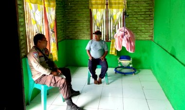 Himbau-Bahaya-TPPO-Melalui-Tokoh-Adat,-Bhabinkamtibmas-Aipda-Agustinus-Towa-Sambangi-Bapak-Elias-Sira-Pati