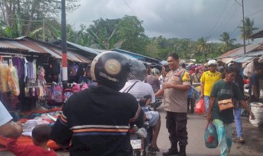 Bhabinkamtibmas-Himbau-Para-Pengunjung-Pasar-Inpres-Boru-Diharapkan-Menjaga-Kebersihan-Dan-Ketertiban