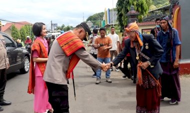 Sambut-Secara-Adat,-Penerimaan-Kapolres-Baru-AKBP-I-Nyoman-Putra-Sandita-di-Mapolres-Flotim