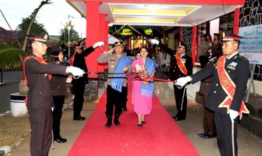 Tradisi-Pedang-Pora-Iringi-Pelepasan-Kapolres-Flotim-Lama-Akbp-I-Gede-Ngurah-Joni-Mahardika