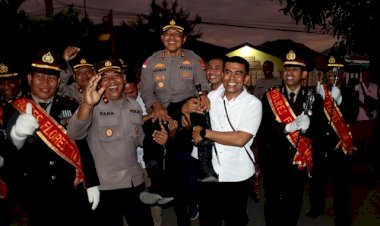 Tak-ketinggalan,-Kapolres-Flotim-AKBP-I-Nyoman-Sandita-Digotong-Memasuki-Polres