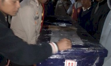 Jenazah-PMI-Ronal-Kaha-Tiba-Di--rumah-Duka,-Kapolsek-Bersama-Personil-Polsek-Solor-Lakukan-Pengawalan