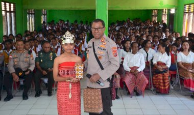 Kapolda-NTT-Uji-Kemampuan-Bahasa-Inggris-Siswa-Siswi-SMA-Sinar-Pancasila-Betun