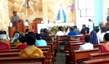 Dalam-Jumat-Curhat-di-Paroki-Hokeng,-Kapolsek-Wulanggitang-Iptu-Nyoman-Karwadi-Menyampaikan-Pesan-Kamtibmas