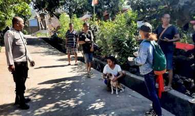 Cegah-Virus-Rabies,-Bhabinkamtibmas-Dampingi-Dinas-Terkait-Lakukan-Vaksinasi-Hewan-Peliharaan