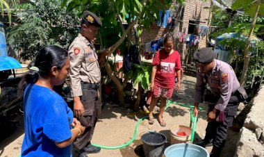 Bantu-Masyarakat-Hadapi-Dampak-Musim-Kemarau,--Polres-Flotim-Bagikan-Air-Bersih