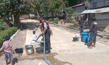 Kapolres-TTU-Lepas-Pendistribusian-Bantuan-Air-Bersih-ke-4-Desa