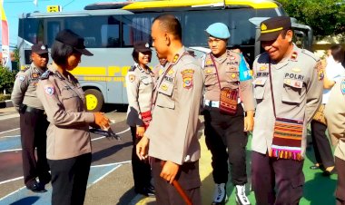 Selesai-Apel-Pagi-Kapolres-Flotim-Sidak-Sikap-Tampang-dan-Gampol-Anggotanya