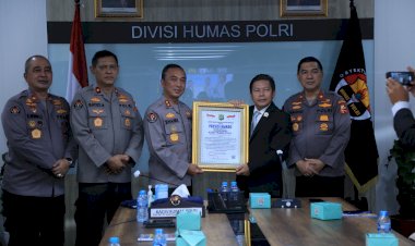 Divhumas-Polri-Raih-Presisi-Award-Atas-Prestasi-Strategi-Komunikasi-Publik