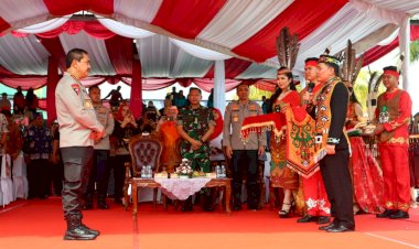 Disaksikan-Ribuan-Masyarakat,-Wakapolri-Dianugerahi-Warga-Kehormatan-Dayak-Kalteng-Dan-Bagikan-5.000-Paket-Bansos