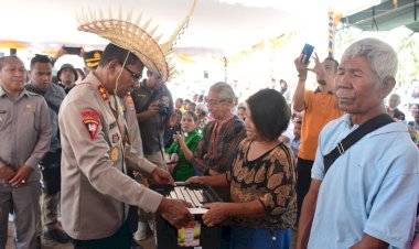 Polda-NTT-Menebarkan-Kasih-dalam-Kegiatan-Bakti-Sosial,-Kesehatan,-dan-Rohani-di-Kecamatan-Sulamu