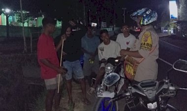 Bhabinkamtibmas-Desa-Boru,-Lakukan-Patroli-Malam-Sekaligus-Sambangi-anak-anak-muda-setempat