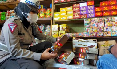 Satgas-Ops-Pekat-Turangga-2023-Polres-Flotim,-Sita-Belasan-Produk-Pangan-Kadaluarsa