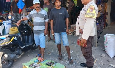Bhabinkamtibmas-Monitor-Sekaligus-Sambang-Warganya-Di-Hari-Pasar-Tradisional-Desa-Boru