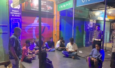 Cegah-Kejahatan-Di-Malam-Hari,-Personil-Polres-Flotim-Lakukan-Patroli-Malam-Hari