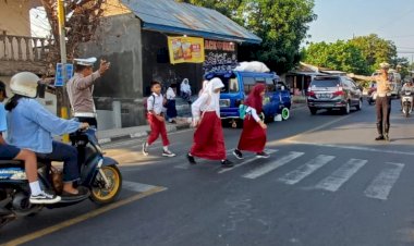 Peduli-Keselamatan-Satuan-Lalulintas-Polres-Flotim-Laksanakan-kegiatan-rutin-membina-ketertiban-lalulintas-dalam-kota-Larantuka