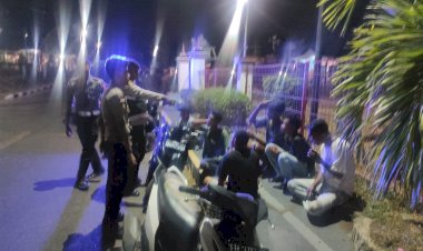 Personil-Polres-Flotim-Melaksanakan-Patroli-Humanis-Dan-Dialogis-Dengan-Warga-Masyarakat-Di-Seputaran-Kota-Larantuka