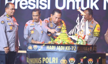 Dua-Hadiah-Untuk-Divisi-Humas-Polri-Dari-Kapolri