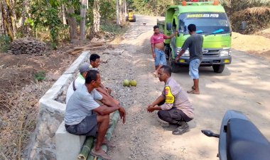 Bhabinkamtibmas-Sambangi-Para-Pekerja-Jalan-Raya-Di-Desa-Tanalein