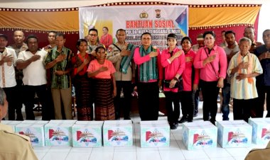 Bakti-Sosial-Didesa-kimakamak,-Kapolda-NTT-Irjen-Pol-Drs.-Johni-Asadoma-Berikan-Bingkisan