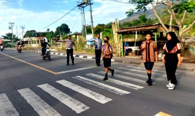Satlantas-Polres-Flotim-Berikan-Rasa-Aman-Bagi-Pengguna-Jalan-dan-Anak-Sekolah