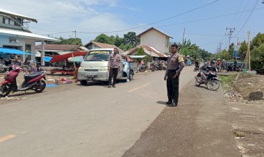 Kepolisian-Sektor-Adonara-Barat-Menyambangi-Para-Pedagang-Dan-Pengunjung-Pasar-Waiwadan