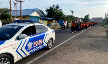 Sat-Lantas-Polres-Flotim-Kawal-dan-Amankan-Gerak-jalan-SMAN-1-Larantuka