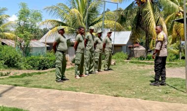 Bhabinkamtibmas-Memberikan-Pelatihan-Kepada-Para-Anggota-Linmas-Desa-Riangpadung