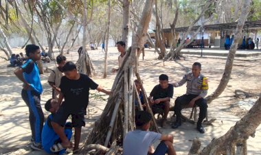 Bhabinkamtibmas-Sambangi-Pelajar-Pelajar-SMPN-3-Ritaebang,-Solor-Barat