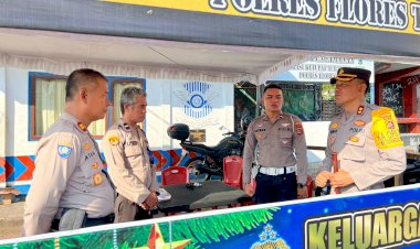 Kapolres-Flotim-AKBP-I-Nyoman-Putra-Sandita-Pantau-Langsung-Pengamanan-Misa-Natal