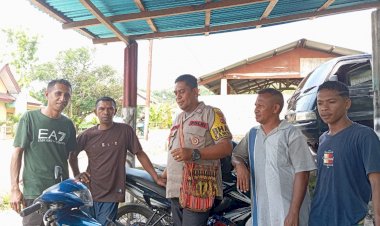 Sambang-Dialogis-Bhabinkamtibmas-Bersama-Pemuda-Desa-Boru-Himbau-Saat-Ke-Luar-Rumah-Selalu-Mengenakan-Masker