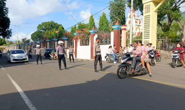 Ciptakan-Keamanan,-Personil-Polres-Flotim-Rutin-Pam-Gereja-Setiap-Hari-Minggu