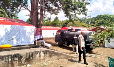 Aksi-Kemanusiaan,-Polres-Flotim-Terus-Salurkan-Air-Bersih-Bagi-Warga-Terdampak-Erupsi-Gunung-Lewotobi