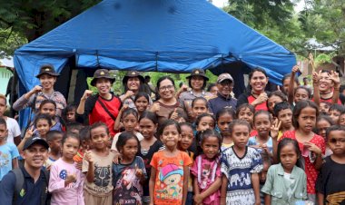 Tak-Kenal-Lelah,-Polwan-Polres-Flotim-Kembali--Menghibur-Anak---Anak-Di-Tempat-Pengungsian