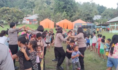 Personil-Satuan-Samapta-Polda-NTT-berikan-penghiburan-kepada-anak-pengungsi-gunung-Lewotobi.