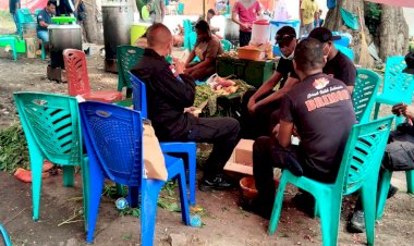 Peduli-Erupsi-Gunung-Lewotobi,-TNI---Polri-Terlibat-dalam-Tugas-Kemanusiaan-di-Dapur-Umum-Tenda-Pengungsian