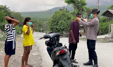 Personil-Polres-Flotim-Himbau-warga-Terdampak-Erupsi-Gunung-Lewotobi-Tetap-Gunakan-Masker