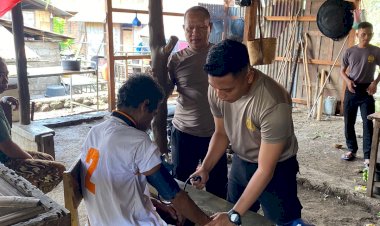 Tim-BKO-Polda-NTT-dan-Polres-Flotim-Berikan-pelayanan-kesehatan-bagi-Pengungsi-Lewotobi.