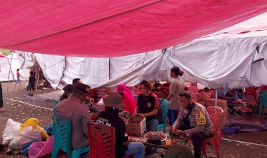 Bhabinkamtibmas-Turut-Bantu-Dapur-Umum-Dan-Membagi-Masker-Kepada-Anak---Anak--Korban-Erupsi-Gunung-Lewotobi