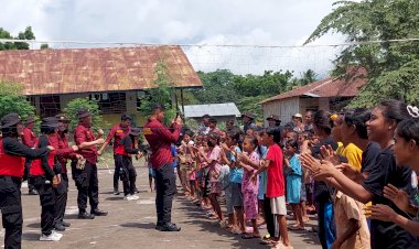 Tim-Trauma-Healing-Polres-Dan-Polda-NTT-Berikan-Penghiburan-Bagi-Anak-Terdampak-Erupsi-Gunung-Lewotobi