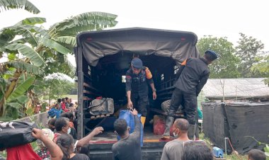 Tim-SAR-Brimob-Polda-NTT-Evakuasi-Warga-Korban-Erupsi-Gunung-Lewotobi-di-Desa-Riang-Rita