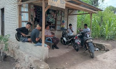 Bhabinkamtibmas-Menyambangi-Para-Pemuda-Desa-Menanga,-Solor-Timur.