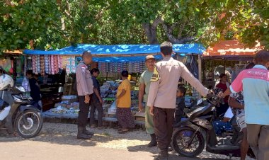 Bhabinkamtibmas-Sambangi-Pos-Linmas-Dan-Pasar-Riangpuho-Desa-Waibao