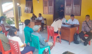 Bhabinkamtibmas-Monitoring-Memantau-Penyaluran-Bantuan-Langsung-Tunai-(BLT)-bagi-16-warga-Desa-Riangkemie