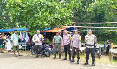Pastikan-Berjalan-Aman-Dan-Tertib-Hari-Pasar,-Bhabinkamtibmas-Lakukan-Sambang-Dan-Patroli